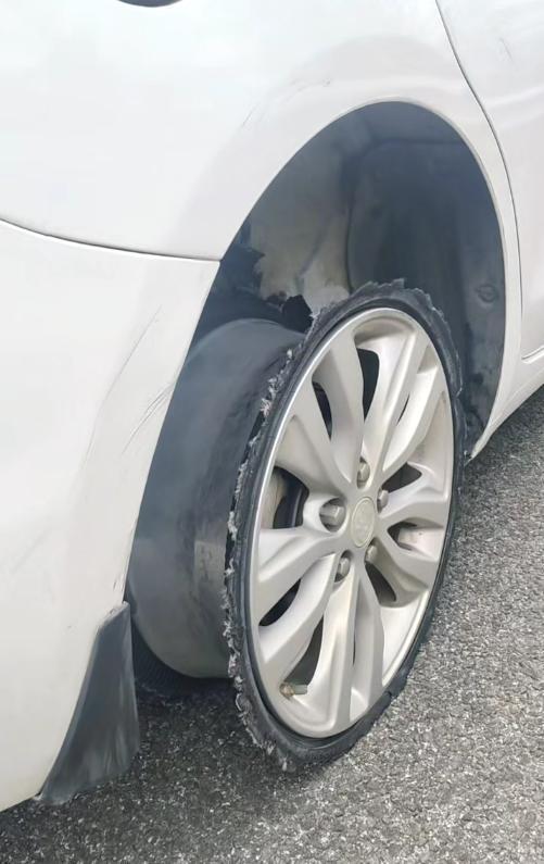 車主回應(yīng)開車輪胎磨剩輪轂 胎壓報(bào)警未察覺